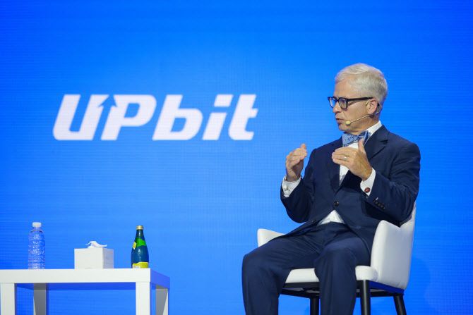 패트릭 멕헨리 전 미국 하원 금융서비스위원회 의장이 9일 서울 강남구 그랜드 인터컨티넨탈 서울 파르나스에서 열린 ‘업비트 D 컨퍼런스(UDC)’에 참여해 발언하고 있다. 두나무 제공