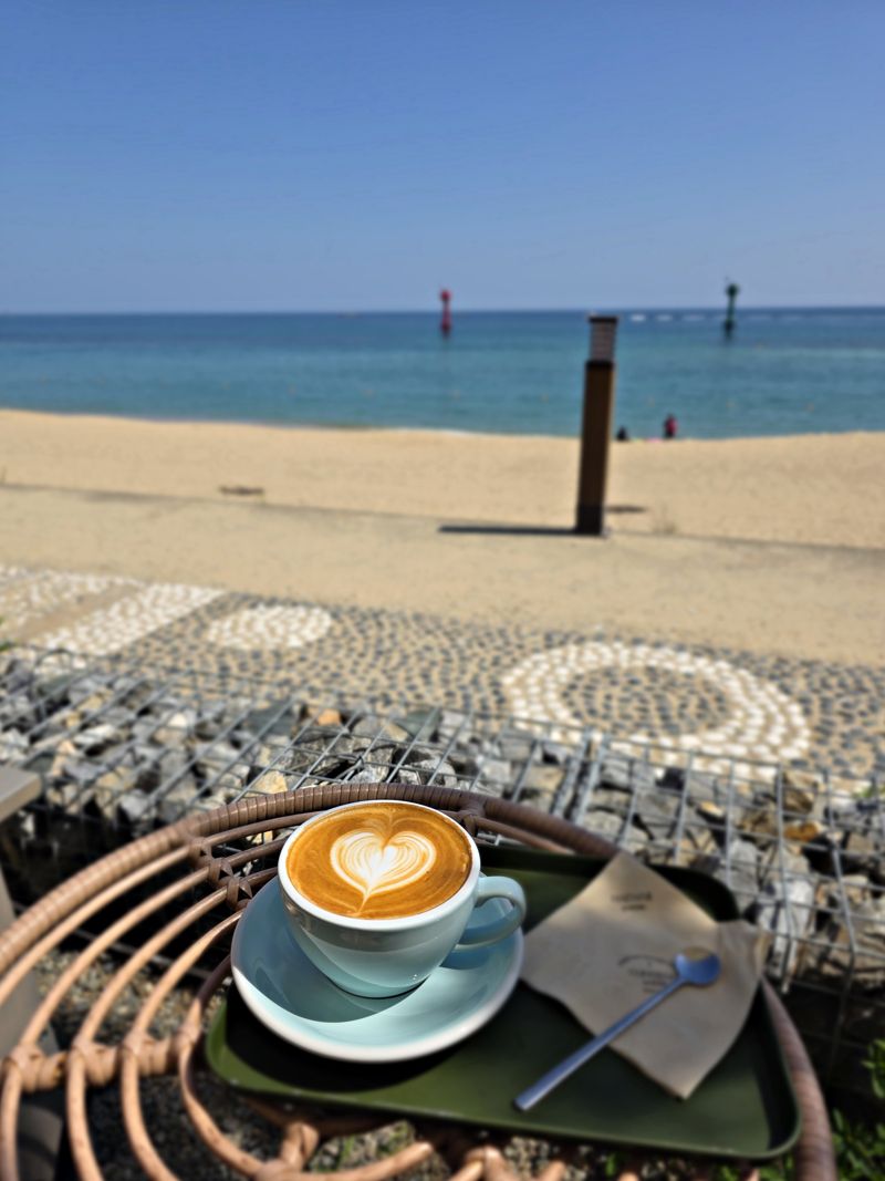 고성 해변에 있는 카페 야외 테라스