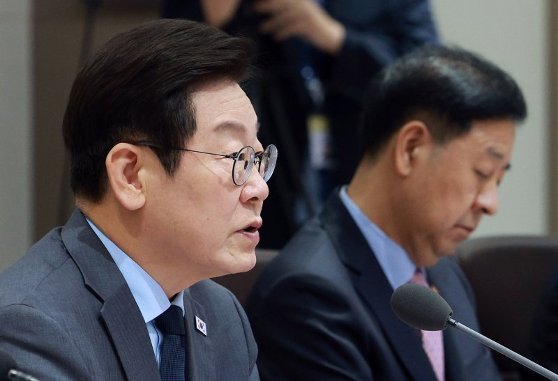 이재명 대통령이 9일 서울 용산 대통령실 청사에서 열린 국무회의에서 발언하고 있다. 오른쪽은 구윤철 경제부총리 겸 기획재정부장관. 대통령실통신사진기자단