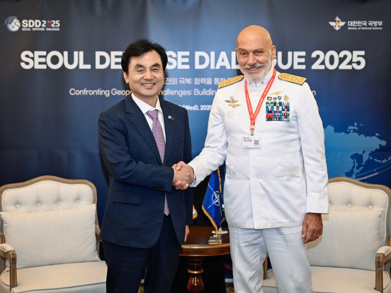 안규백 국방부 장관이 9일 서울 중구 롯데호텔에서 열린 서울안보대화에 참석한 주세페 카보 드라고네 북대서양조약기구 군사위원장과 기념 촬영하고 있다. 국방부 제공