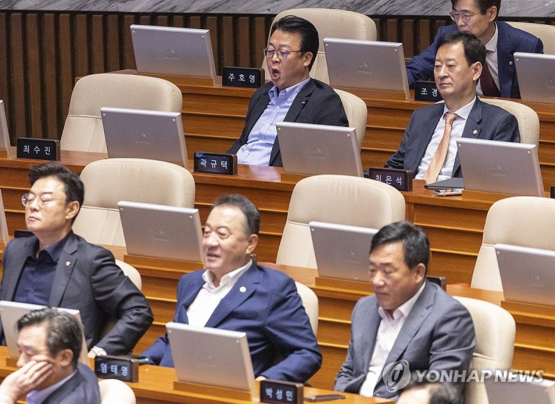 정청래 대표 연설에 항의하는 국민의힘 (출처=연합뉴스)