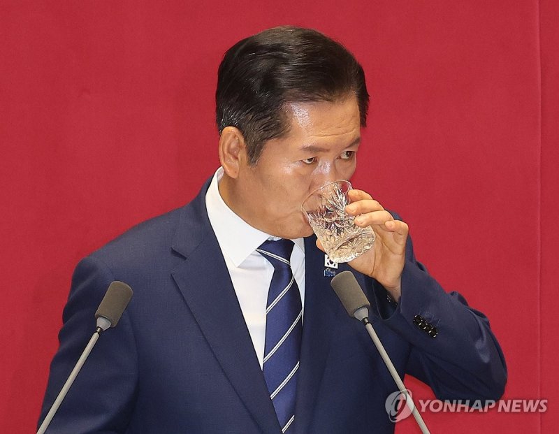 물 마시는 정청래 대표 (출처=연합뉴스)
