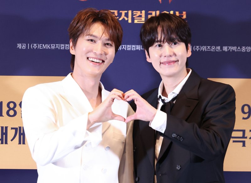 배우 박은태(오른쪽)와 규현이 9일 서울 성동구 메가박스 성수점에서 열린 ‘프랑켄슈타인 : 더 뮤지컬 라이브‘ 개봉 기자간담회에서 포즈를 취하고 있다. 뉴시스