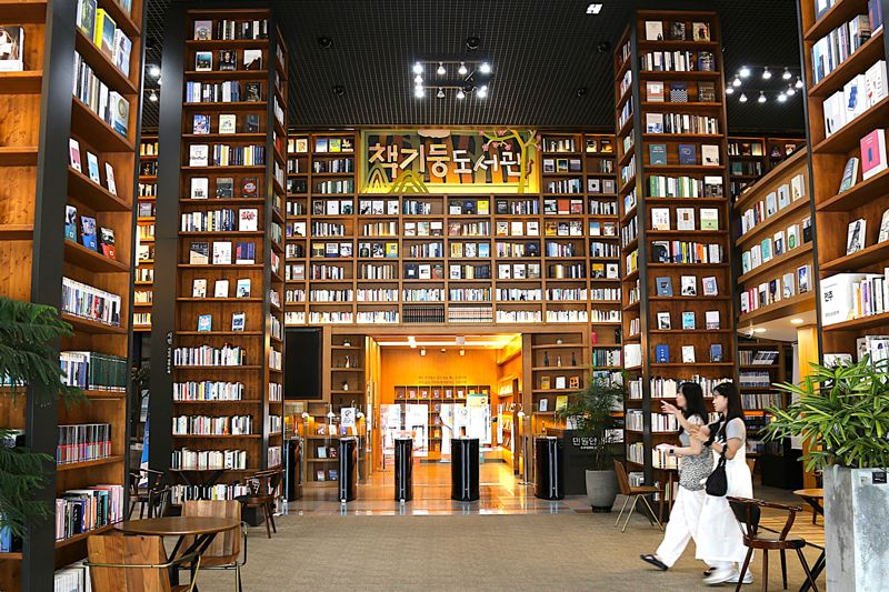 전주시청 로비에 있는 책기둥도서관