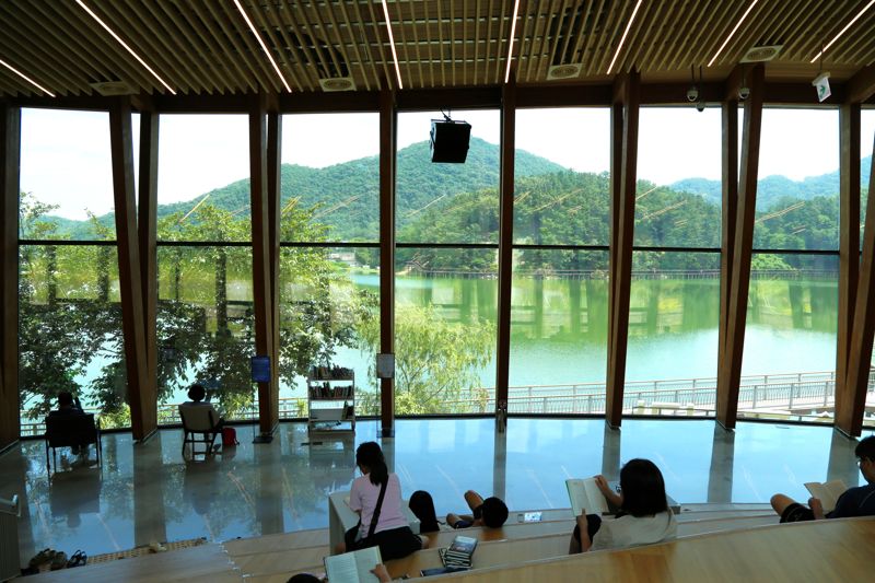 창 밖으로 호수가 보이는 아중호수도서관