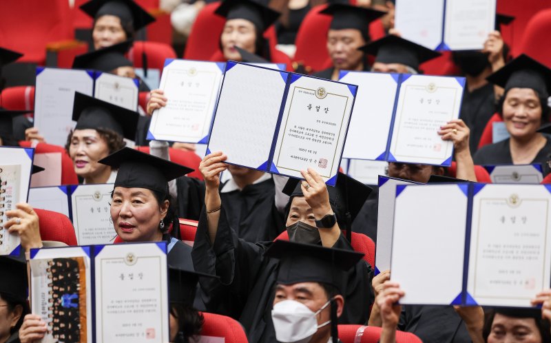 [대구=뉴시스] 이무열 기자 = 9일 대구 수성구 대구시교육청 행복관에서 열린 ‘대구내일학교 초등 제13회·중학 제10회 졸업식’에서 졸업생들이 졸업장을 들고 기념촬영을 하고 있다.내일학교는 배움의 시기를 놓친 성인을 위해 대구시교육청이 초·중등 학력 인정 프로그램을 운영하는 교육기관이다. 2025.09.09. lmy@newsis.com