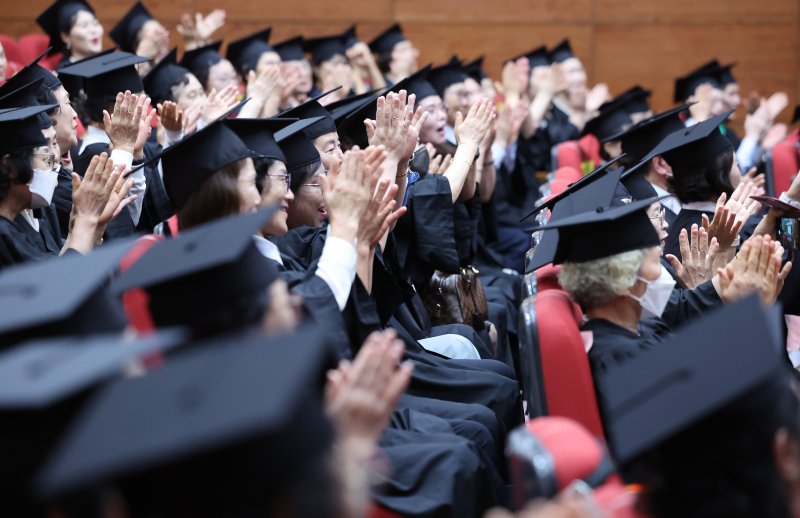 [대구=뉴시스] 이무열 기자 = 9일 대구 수성구 대구시교육청 행복관에서 열린 ‘대구내일학교 초등 제13회·중학 제10회 졸업식’에서 졸업생들이 격려사를 들은 후 박수를 치고 있다.내일학교는 배움의 시기를 놓친 성인을 위해 대구시교육청이 초·중등 학력 인정 프로그램을 운영하는 교육기관이다. 2025.09.09. lmy@newsis.com