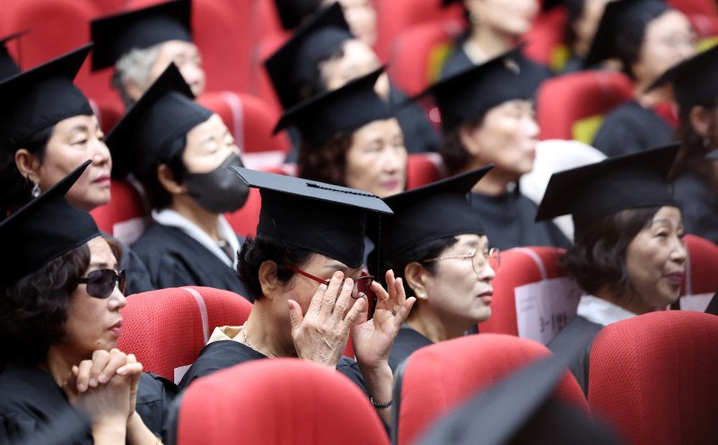 [대구=뉴시스] 이무열 기자 = 9일 대구 수성구 대구시교육청 행복관에서 열린 ‘대구내일학교 초등 제13회·중학 제10회 졸업식’에서 졸업생이 눈물을 닦고 있다. 내일학교는 배움의 시기를 놓친 성인을 위해 대구시교육청이 초·중등 학력 인정 프로그램을 운영하는 교육기관이다. 2025.09.09. lmy@newsis.com