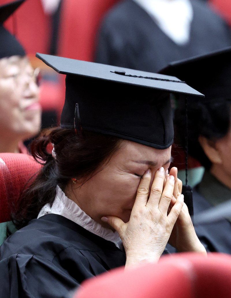 [대구=뉴시스] 이무열 기자 = 9일 대구 수성구 대구시교육청 행복관에서 열린 ‘대구내일학교 초등 제13회·중학 제10회 졸업식’에서 졸업생이 눈물을 닦고 있다. 내일학교는 배움의 시기를 놓친 성인을 위해 대구시교육청이 초·중등 학력 인정 프로그램을 운영하는 교육기관이다. 2025.09.09. lmy@newsis.com