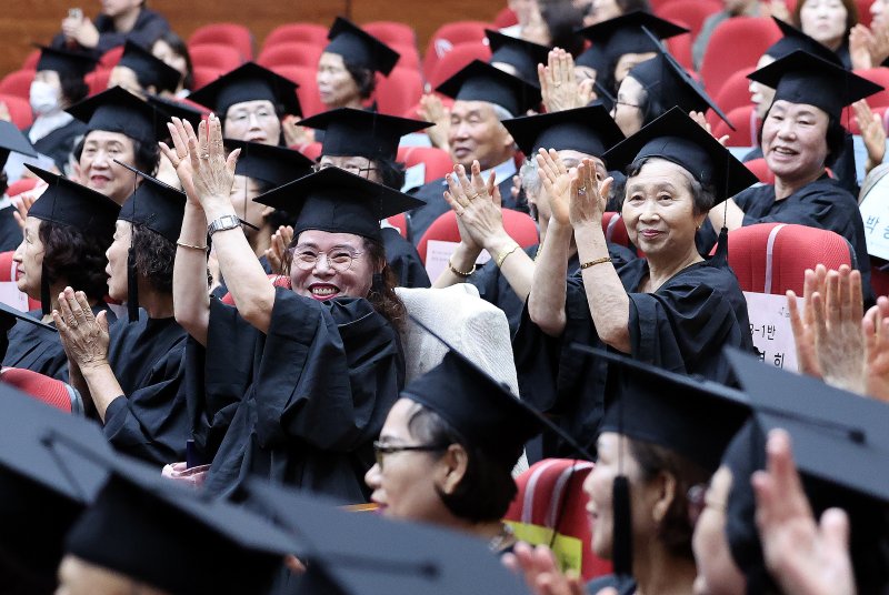 [대구=뉴시스] 이무열 기자 = 9일 대구 수성구 대구시교육청 행복관에서 열린 ‘대구내일학교 초등 제13회·중학 제10회 졸업식’에서 졸업생이 환하게 웃고 있다.내일학교는 배움의 시기를 놓친 성인을 위해 대구시교육청이 초·중등 학력 인정 프로그램을 운영하는 교육기관이다. 2025.09.09. lmy@newsis.com