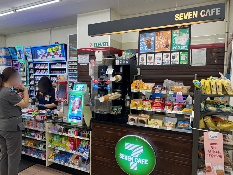 10일 서울 중구의 세븐일레븐 편의점에 자체 커피 브랜드 '세븐카페'가 자리하고 있다. 사진=김현지 기자