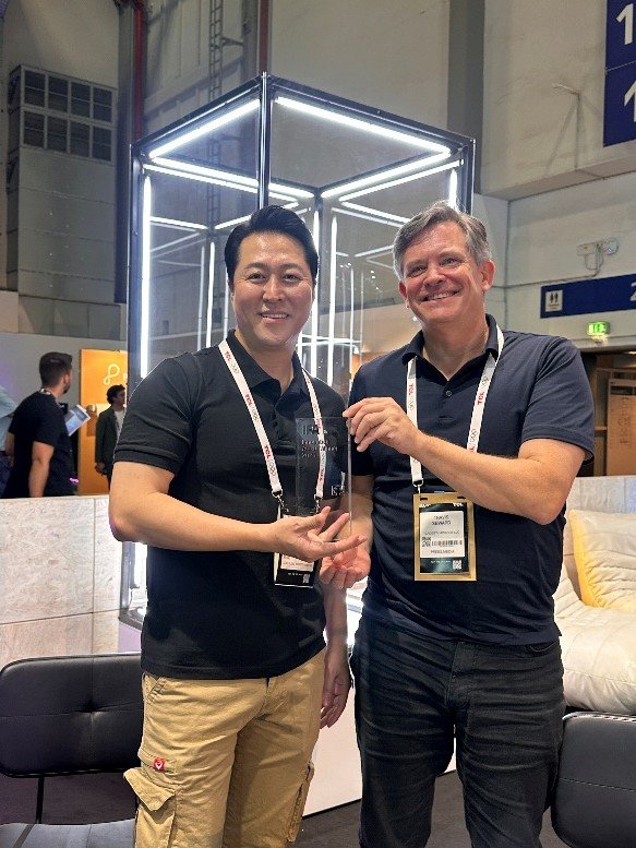 'IFA 베스트 오디오 혁신상'을 수상한 제이디솔루션 제영호 대표(왼쪽)./사진=제이디솔루션 제공