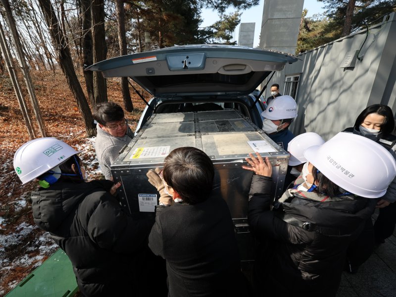 1일 서울 용산구 국립한글박물관에서 화재가 발생해 문화재청 등 관계자들이 소장품을 옮기고 있다. 소방 당국에 따르면 이날 화재는 3층 내부 공사 용접 절단 작업 중 발생한 것으로 추정되며 근로자 4명은 자력 대피, 2명은 구조했으나, 수색 중 철근 낙하물로 인해 다친 구조대원 1명이 병원으로 이송됐다고 밝혔다. 2025.2.1/뉴스1 ⓒ News1 황기선 기자