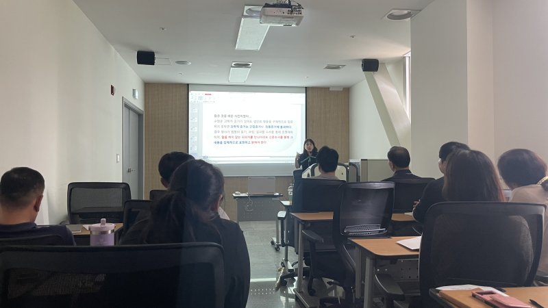 [서울=뉴시스]문화체육관광부 산하 스포츠윤리센터가 센터 소속 조사관들의 역량 강화를 위해 지난 2일 서울시 마포구에 있는 센터 본원에서 조사관을 대상 '조사관 직무 전문성 강화 교육'을 실시했다"고 9일 밝혔다. (사진=스포츠윤리센터 제공) 2025.09.09. photo@newsis.com *재판매 및 DB 금지