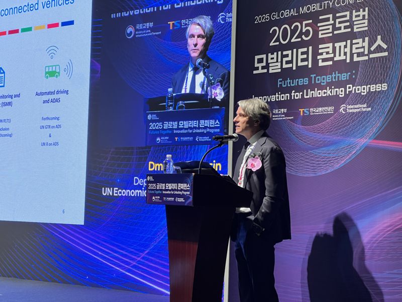 드미트리 마리야신 UNECE 사무차장이 9일 서울 중구 웨스틴 조선 호텔에서 열린 ‘2025 글로벌 모빌리티 콘퍼러스’에서 기조 연설을 하고 있다. 사진=박경호 기자