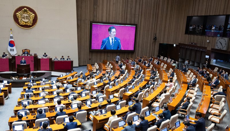 9일 서울 여의도 국회에서 열린 제429회 국회(정기회) 제2차 본회의에서 정청래 더불어민주당 대표의 교섭단체 대표 연설 중 국민의힘 의원들이 본회의장을 빠져나가고 있다. 2025.9.9/뉴스1 ⓒ News1 유승관 기자