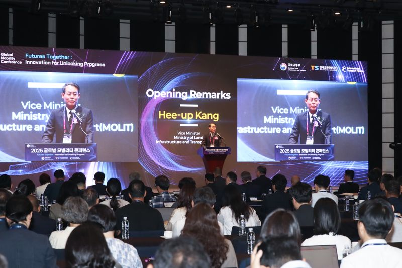 강희업 국토교통부 2차관이 9일 서울 중구 웨스틴 조선 호텔에서 열린 '2025 글로벌 모빌리티 콘퍼런스'에서 축사를 하고 있다. 국토교통부 제공
