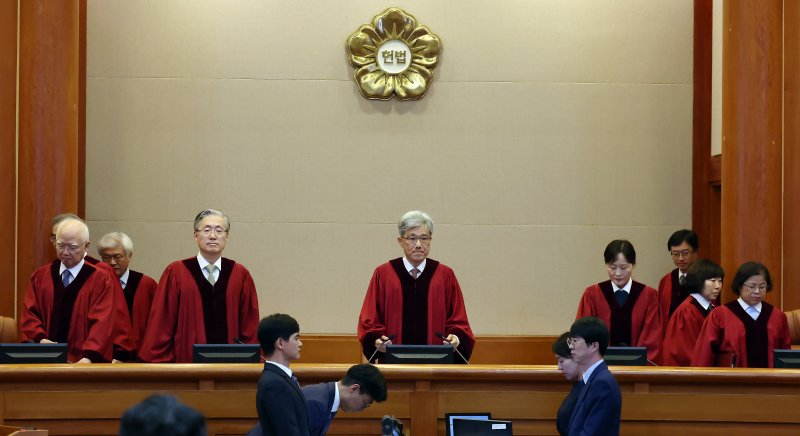 김상환 헌법재판소장과 헌법재판관들이 9일 오후 서울 종로구 재동 헌법재판소 대심판정에서 열린 조지호 경찰청장 탄핵심판 1차 변론기일에 입정하고 있다. /사진=뉴스1