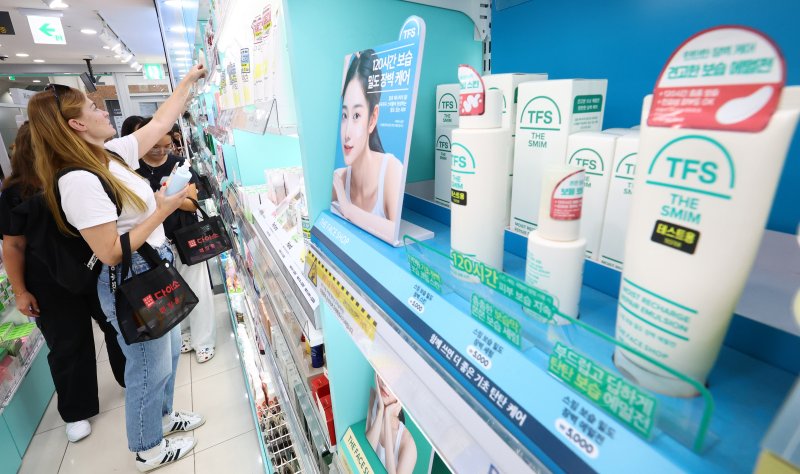 [서울=뉴시스] 황준선 기자 = 4일 서울 시내 한 다이소 매장을 찾은 외국인 관광객들이 화장품을 살펴보고 있다. LG생활건강이 다이소 전용으로 선보인 '바이 오디-티디(Bye od-td)'가 출시 9개월 만에 100만개 이상 판매되고, 토니모리가 다이소에 출시한 '본셉'은 론칭 1년 만에 누적 판매량 300만개를 돌파하는 등 최근 K-뷰티의 인기에 힘입어 외국인 관광객들의 필수 방문코스로 자리매김한 다이소 전용 화장품 판매량이 증가세를 나타내고 있다. 2025.06.04. hwang@newsis.com