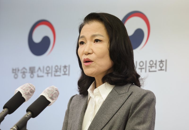 이진숙 방송통신위원장이 9일 경기 정부과천청사에서 방송통신위원회를 폐지하고 방송미디어통신위원회를 신설하는 내용의 정부조직 개편안과 관련한 입장을 밝히고 있다. 연합뉴스