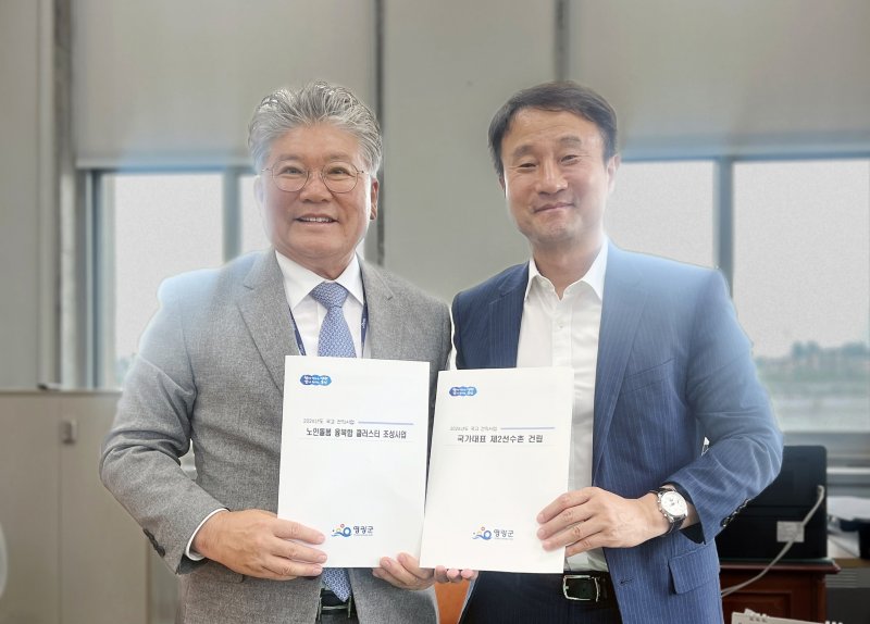 [영광=뉴시스] 장세일 전남 영광군수(왼쪽)가 8일 국회를 찾아 한병도 예산결산특별위원장에게 내년 지역 핵심 현안 사업 추진에 쓰일 국비 반영을 요청하고 있다. (사진=영광군 제공) photo@newsis.com *재판매 및 DB 금지