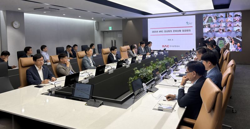 이정기 한국공항공사 사장직무대행(왼쪽 앞줄 네번째)이 9일 한국공항공사 본사에서 개최된 'APEC 정상회의 점검회의'에서 당부말씀을 하고 있다. 한국공항공사 제공