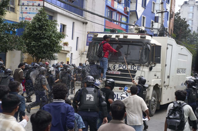 [카트만두=AP/뉴시스] 8일(현지 시간) 네팔 카트만두 의사당 건물 밖에서 한 시위 참가자가 경찰의 물대포 차량에 올라가고 있다. 시위대는 정부의 소셜미디어 금지에 항의하며 의회 진입을 시도했으며 이 과정에서 경찰의 총격을 받아 최소 10명이 숨지고 수십 명이 부상했다. 2025.09.09.