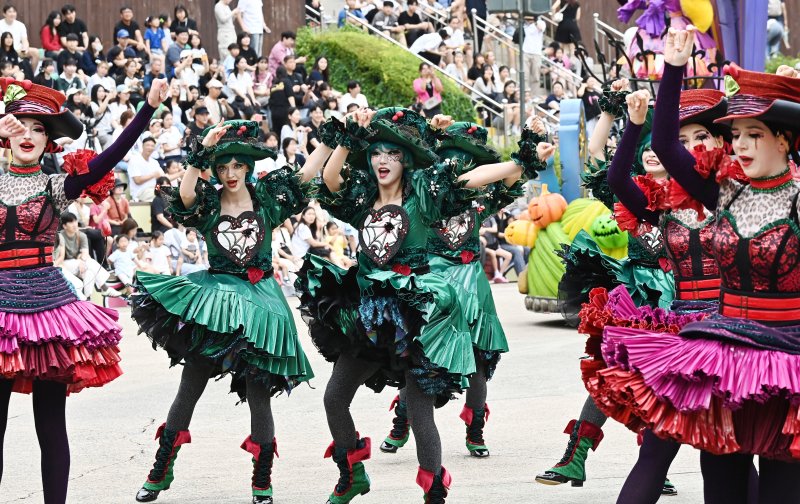 [용인=뉴시스] 김종택 기자 = 9일 경기 용인시 에버랜드에서 열린 '스마일리 펌킨 퍼레이드'에서 댄서들이 흥겨운 음악에 맞춰 관람객들에게 다양한 율동을 선보이고 있다. 2025.09.09. jtk@newsis.com