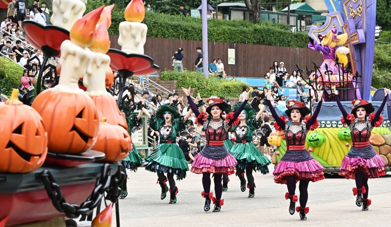 [용인=뉴시스] 김종택 기자 = 9일 경기 용인시 에버랜드에서 열린 '스마일리 펌킨 퍼레이드'에서 댄서들이 흥겨운 음악에 맞춰 관람객들에게 다양한 율동을 선보이고 있다. 2025.09.09. jtk@newsis.com