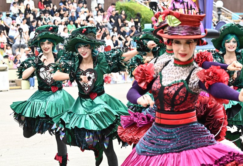 [용인=뉴시스] 김종택 기자 = 9일 경기 용인시 에버랜드에서 열린 '스마일리 펌킨 퍼레이드'에서 댄서들이 흥겨운 음악에 맞춰 관람객들에게 다양한 율동을 선보이고 있다. 2025.09.09. jtk@newsis.com