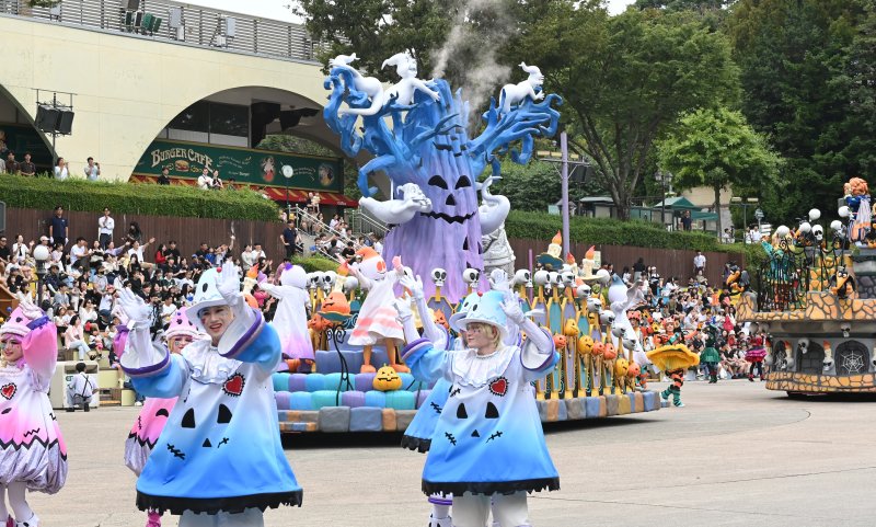 [용인=뉴시스] 김종택 기자 = 9일 경기 용인시 에버랜드에서 열린 '스마일리 펌킨 퍼레이드'에서 댄서들이 흥겨운 음악에 맞춰 관람객들에게 다양한 율동을 선보이고 있다. 2025.09.09. jtk@newsis.com