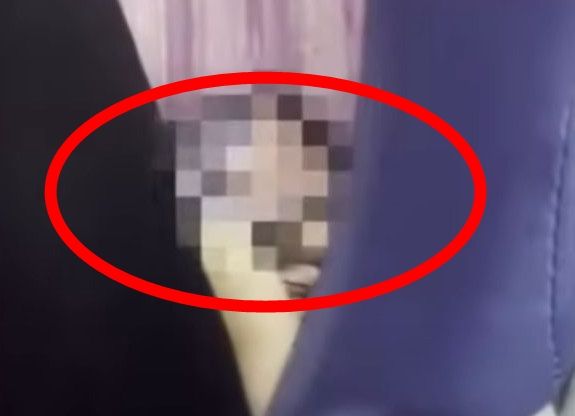 경기도 부천발 양주행 광역버스를 이용하던 남성이 음란 영상을 대놓고 시청해 다른 승객을 불편하게 만든 일이 제보를 통해 알려졌다. (사진 = 'JTBC News' 유튜브 캡처)