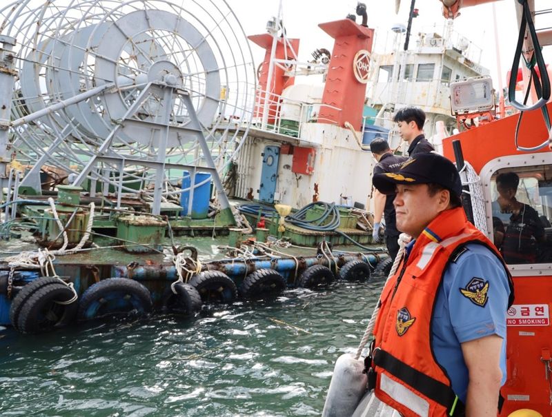 울산해양경찰서 안철준 서장이 9일 울산해경 전용부두를 방문해 경비함정과 구조대의 긴급출동 태세를 확인하고 태풍 내습 시 통신체계 유지, 장비 정비 상태, 구조 인력 대기 체계 등 대응력을 직접 점검했다. 울산해양경찰서 제공