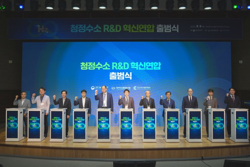 [울산=뉴시스] 구미현 기자 = 울산대학교는 '청정수소 R&D 혁신연합' 초대 총괄위원장에 화학공학부 김준범 교수가 선임됐다고 9일 밝혔다. (울산대 제공) 2025.09.09. photo@newsis.com *재판매 및 DB 금지