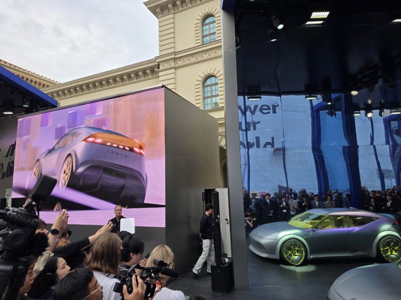 IAA 2025에 참여한 현대자동차가 9일(현지시간) 뮌헨 시내 오데온 광장 인근에 마련된 오픈스페이스에서 새로운 소형 전기차 '콘셉트 쓰리'를 공개하고 있다. 사진=김학재기자