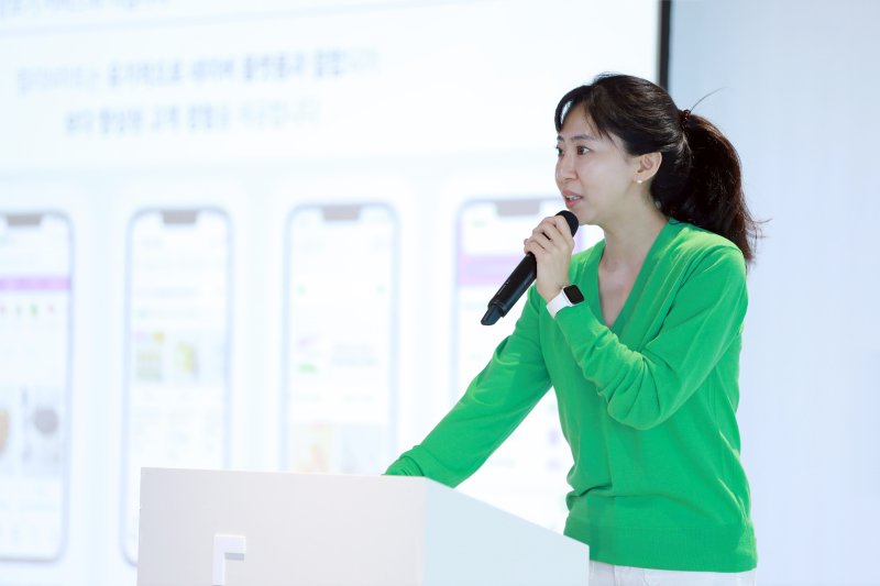 [서울=뉴시스]김슬아 컬리 대표가 9일 네이버스퀘어 종로에서 열린 '네이버 커머스 밋업'에서 네이버와 협업해서 설계한 '컬리N마트'에 대해 소개하고 있다. (사진=네이버 제공)