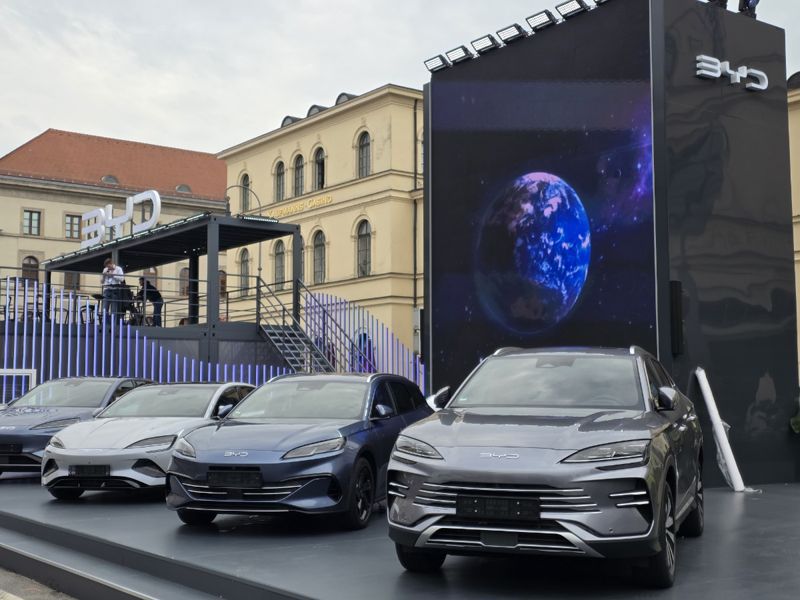 뮌헨 시내 오데온 광장 인근에 마련된 IAA 모빌리티 2025 오픈스페이스에 설치된 중국 전기차 업체 BYD 부스 모습. 사진=김학재기자