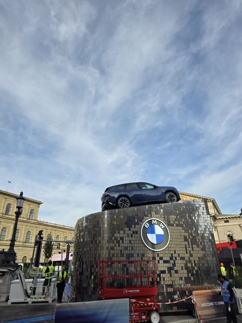 뮌헨 시내 막스-요세프 광장에 마련된 IAA 모빌리티 2025 오픈스페이스에 설치된 BMW 부스 모습. 사진=김학재기자
