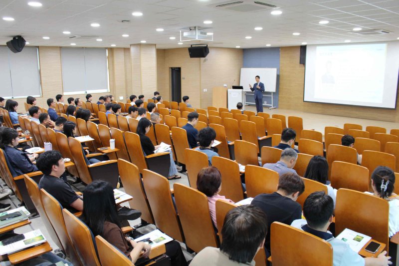 [밀양=뉴시스] 시설관리공단 임직원들이 농업기술센터 농업인교육관에서 열린 환경분야 명사 초청 특강에 참여하고 있다. (사진=밀양시 제공) 2025.09.09. photo@newsis.com *재판매 및 DB 금지