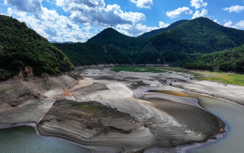 강원 강릉시 주요 상수원인 오봉저수지 일대가 메말라 있다. 2025.8.31/뉴스1 ⓒ News1 김성진 기자