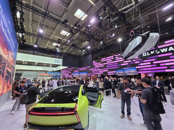 IAA 2025 프레스데이가 열린 지난 8일(현지시간) 뮌헨 메세에 마련된 중국 전기차 브랜드 샤오펑 부스의 모습. 사진=김학재기자