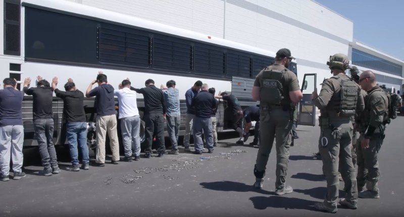 [서울=뉴시스] 미국 이민 단속 당국이 지난 4일(현지 시간) 조지아주 현대차그룹-LG에너지솔루션의 합작 배터리 공장 건설 현장에서 불법체류·고용 단속을 실시하고 있다. (사진= ICE 홈페이지 영상 갈무리) 2025.09.09. photo@newsis.com *재판매 및 DB 금지