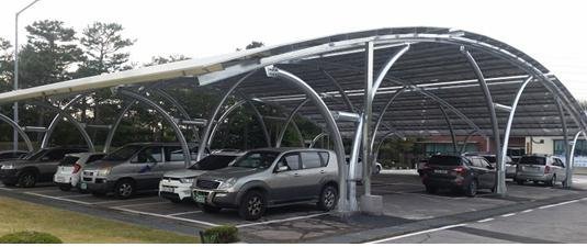 공공주차장에 캐노피형 태양광 발전설비가 설치된 모습.(사진=산업부 제공) /사진=뉴시스