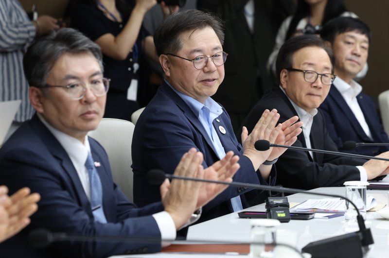 9일 서울 중구 대한상공회의소에서 열린 더불어민주당 코스피5000 특위·경제형벌민사책임합리화TF-경제8단체 간담회에서 오기웅(왼쪽부터) 중소기업중앙회 상근부회장, 박일준 대한상의 상근부회장, 이동근 한국경영자총협회 상근부회장이 박수를 치고 있다. /사진=뉴시스