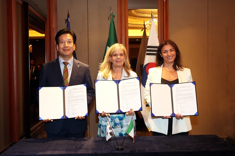 지난 5일 서울 명동 롯데호텔 제이드룸에서 대우건설과 SACE 주요 관계자들이 금융 약정 서명식 후 기념촬영을 하고 있다. 왼쪽부터 황원상 대우건설 재무관리실장, 미칼 론 SACE 국제사업 총괄대표, 미켈라 씨체니아 나틱시스 글로벌 트레이드 공동대표 대우건설 제공