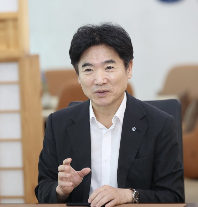 김대중 전남도교육감이 9일 내년부터 중·고등학생에게도 지급키로 한 전남학생교육수당과 이를 전국적인 '학생교육기본소득' 모델로 자리잡을 수 있도록 하겠다는 계획을 설명하고 있다. 전남도교육청 제공