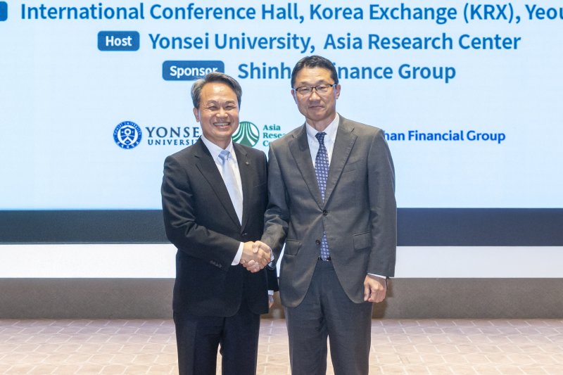 진옥동 신한금융그룹 회장(왼쪽)과 이토 유타카 일본 금융청장이 지난 8일 서울 여의도 한국거래소에서 열린 '한·일 금융협력 세미나'에서 기념촬영을 하고 있다. 신한금융 제공