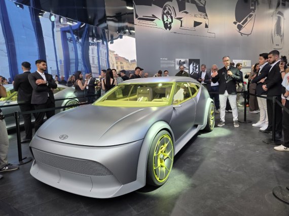 에두와르도 라미레즈 현대차 유럽디자인센터장(맨 오른쪽에서 세번째)이 9일(현지시간) 독일 뮌헨 시내 오데온 광장 인근에 마련된 IAA 2025 오픈스페이스 현대차 부스에서 새로운 소형 전기차 '콘셉트 쓰리'를 소개하고 있다. 사진=김학재 기자