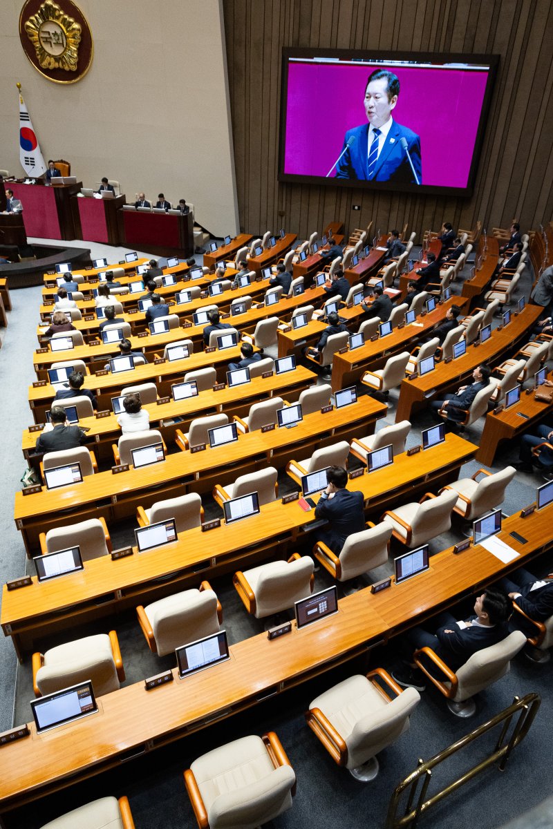 첫 교섭단체 연설하는 鄭. 정청래 더불어민주당 대표가 9일 서울 여의도 국회 본회의에서 교섭단체 대표 연설을 하고 있다. 첫 교섭단체 연설에 나선 정 대표가 이날 '내란'이란 단어를 총 26번 언급하면서 연설 도중 고성이 오가는 등 국민의힘은 반발했다. 국민의힘 의원석이 군데군데 비어 있다. 뉴스1