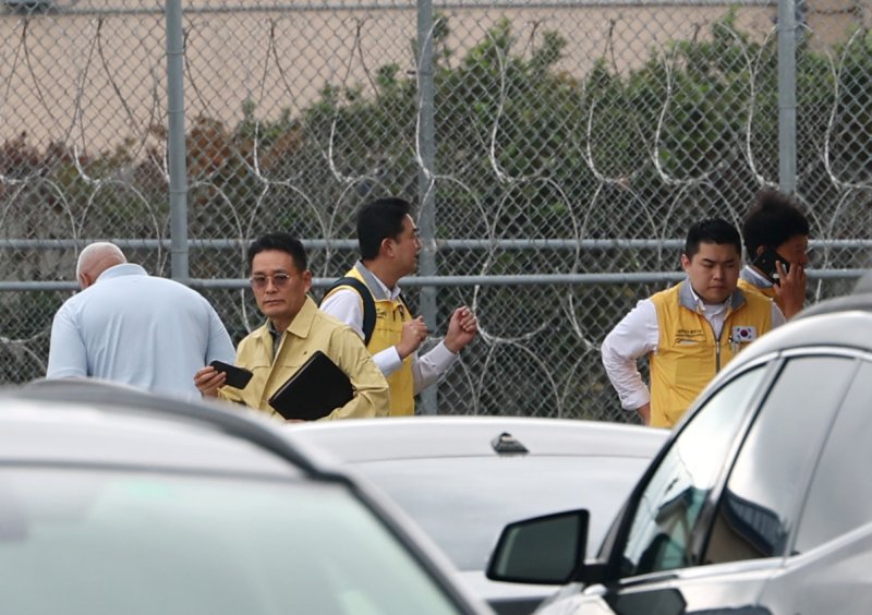 미국 조지아주 현대차그룹·LG에너지솔루션 합작 배터리공장 건설 현장에서 미 이민당국의 단속으로 체포·구금된 300여명의 한국인을 석방하기 위한 협상이 시작됐다. 조기중 워싱턴DC 총영사(왼쪽 첫번째)가 8일(현지시간) 건설 현장 직원들이 수감된 조지아주 포크스턴 이민세관단속국(ICE) 구금시설 앞에서 교섭을 마친 후 이동하고 있다. 연합뉴스